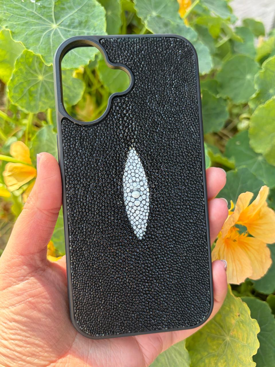 Funda De Piel De Mantarraya Exclusiva Para iPhone 17 - Image 2