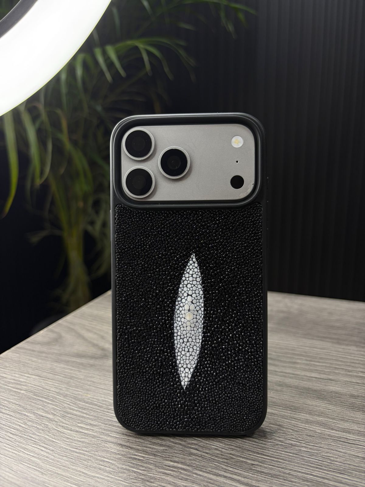 Funda De Piel De Mantarraya Exclusiva Para iPhone 17 Pro - Image 2