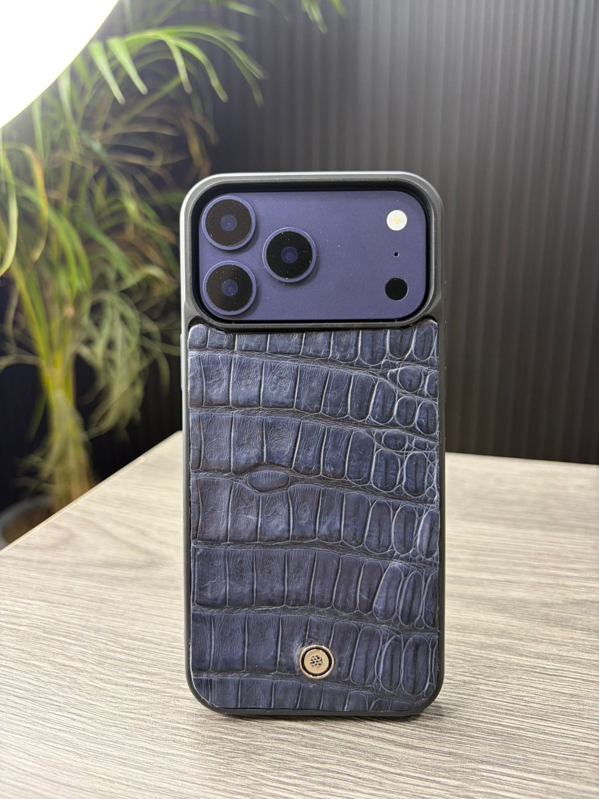 Funda De Piel De Cocodrilo Azul Marino Exclusiva Para iPhone 17 Pro Max - Image 2