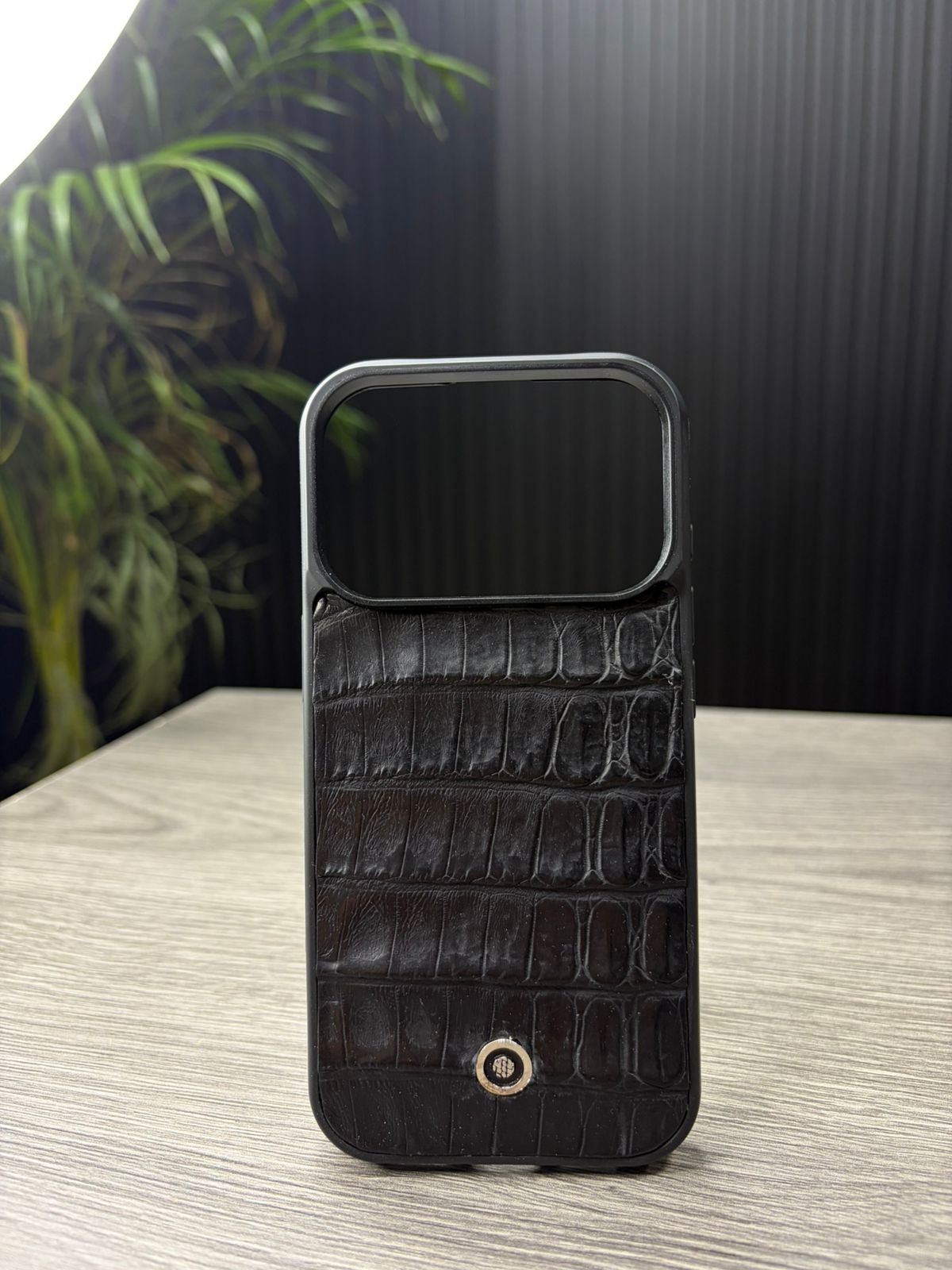 Funda De Piel De Cocodrilo Negro Exclusiva Para iPhone 18 Pro - Image 2
