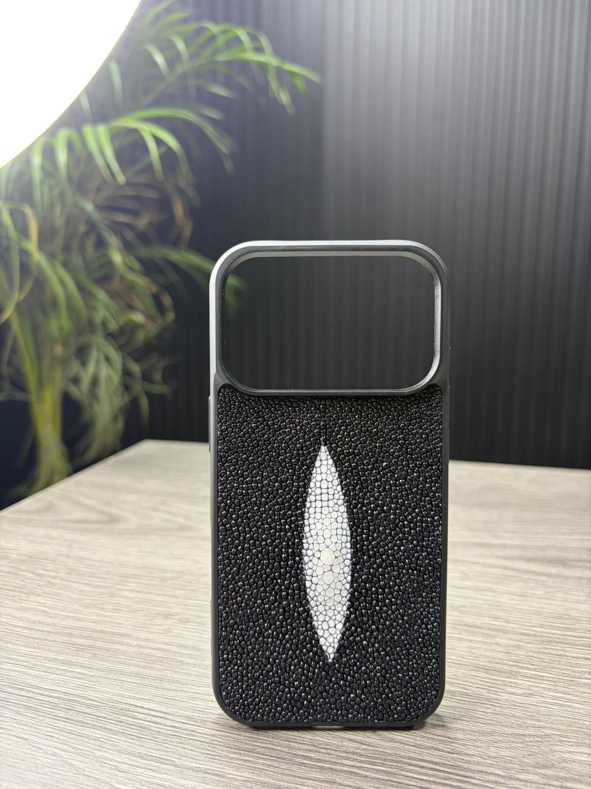 Funda De Piel De Mantarraya Exclusiva Para iPhone 17 Pro - Image 3