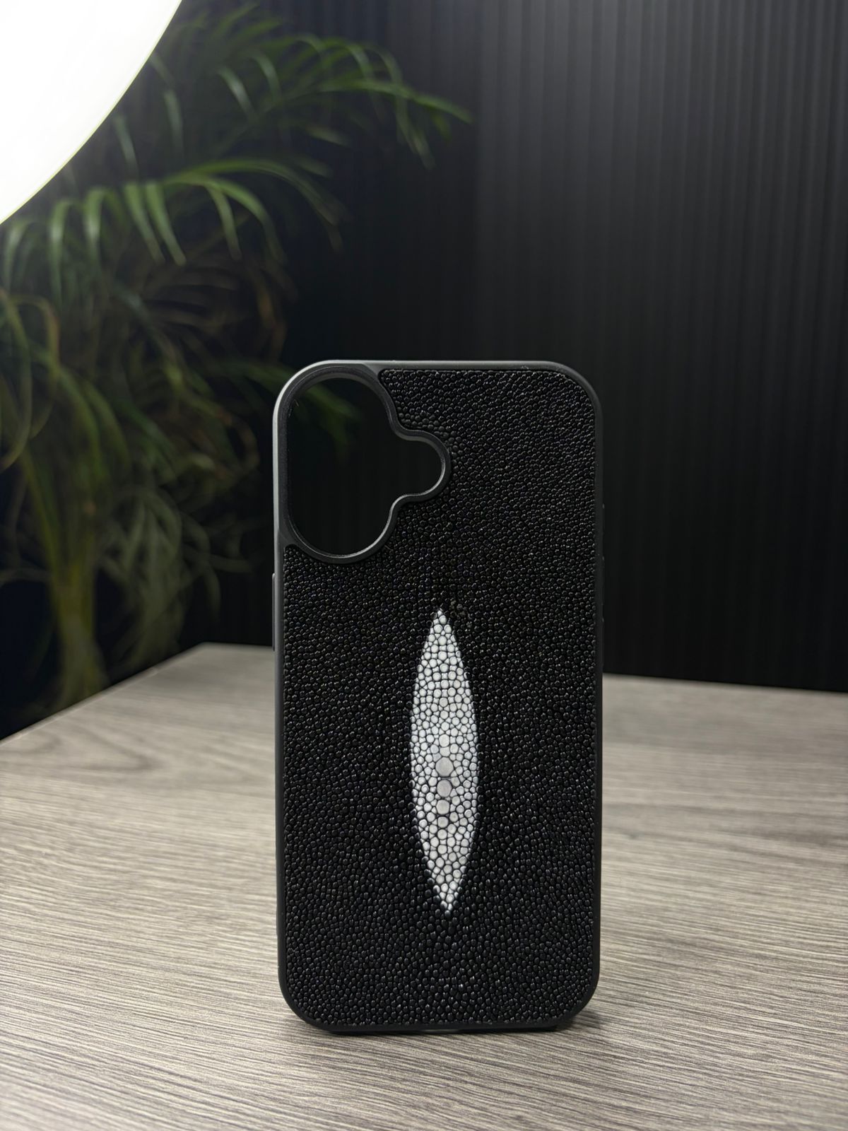 Funda De Piel De Mantarraya Exclusiva Para iPhone 17 - Image 2