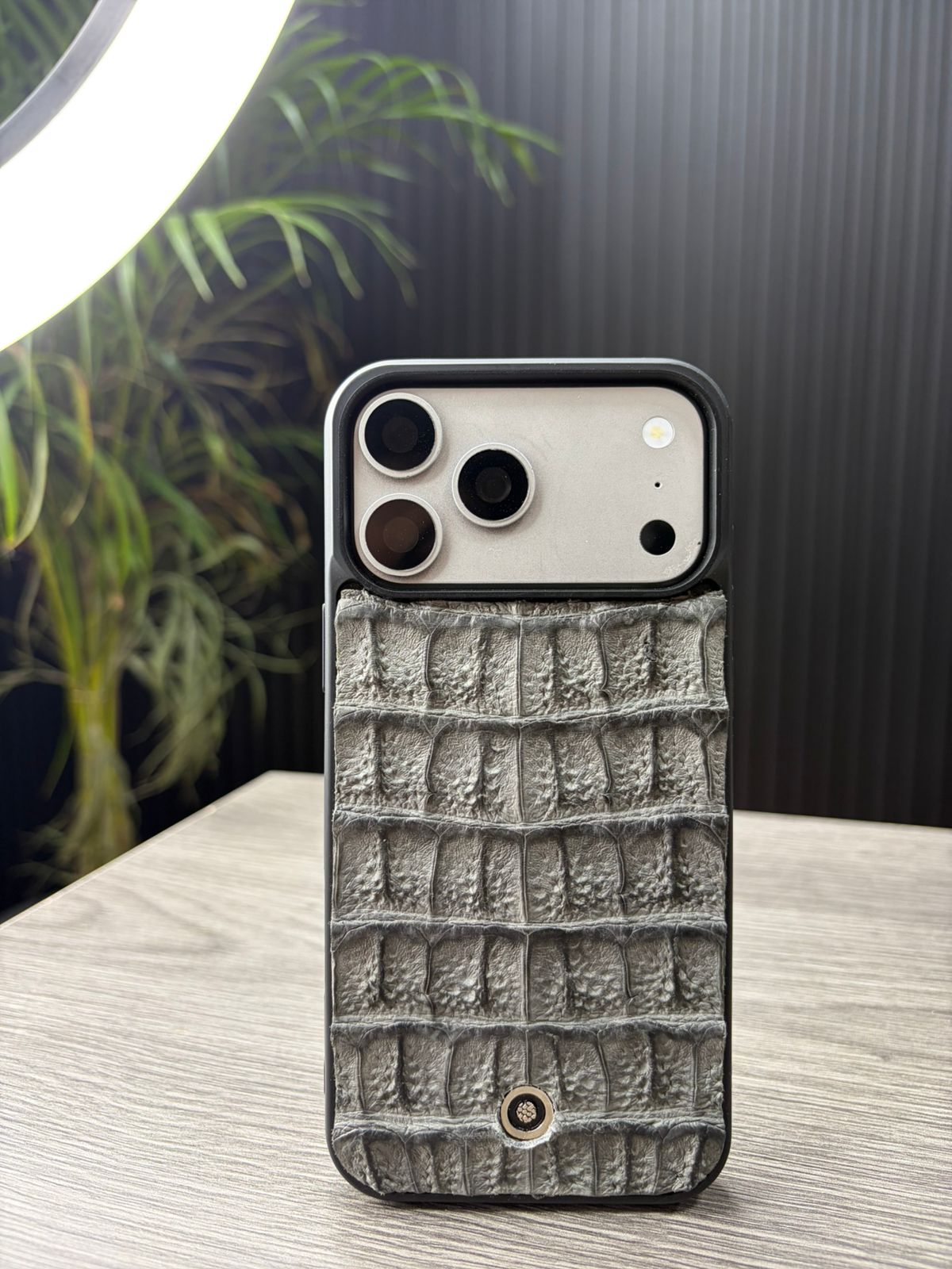 Funda De Piel De Cocodrilo Gris Exclusiva Para iPhone 17 Pro Max - Image 2